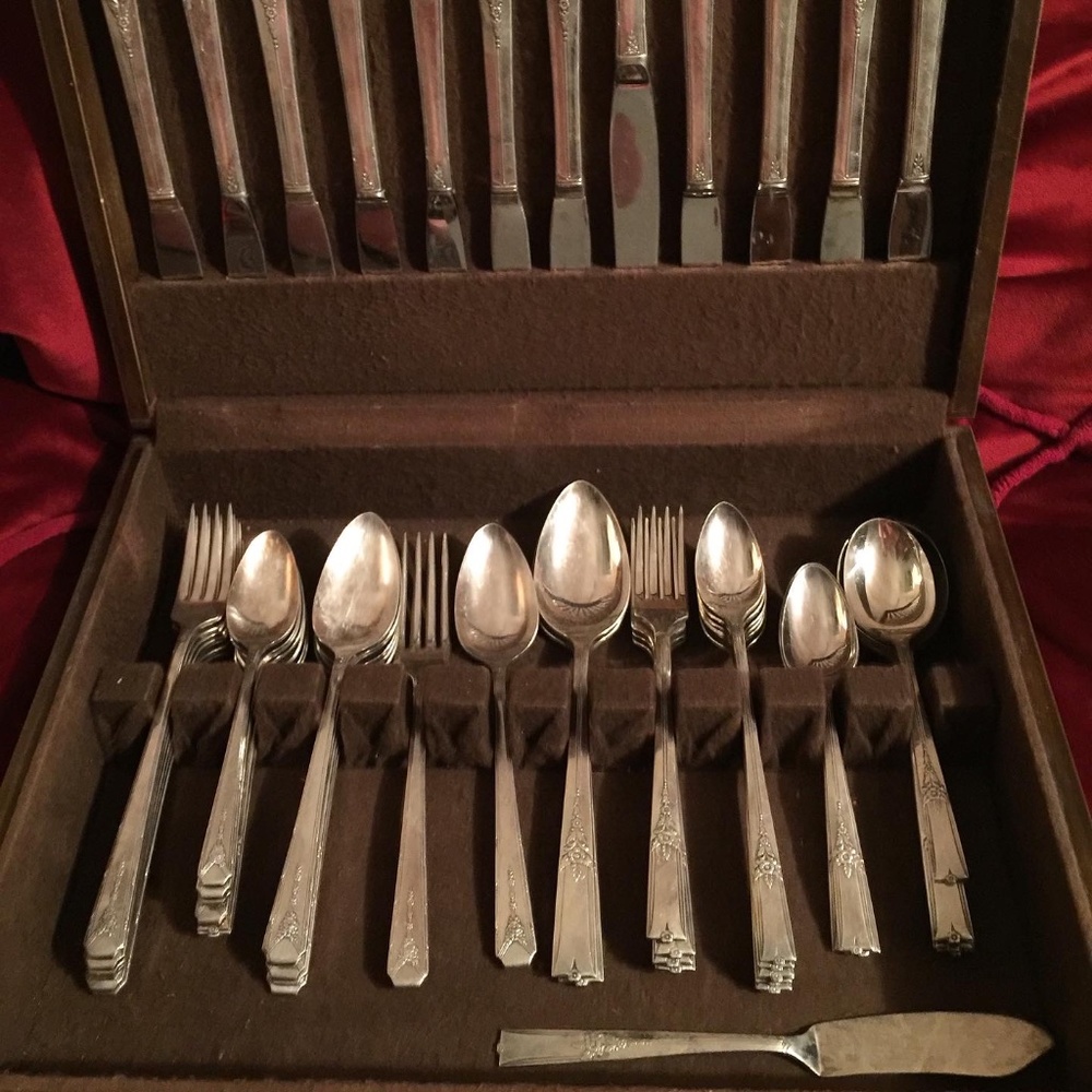 1847 Rogers Bros. Silverplate Art Deco Floral Gorgeous Silverware Flatware